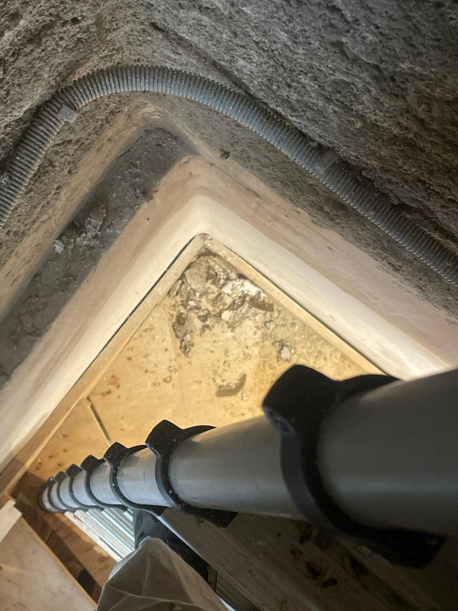 Destruction d'un nid de guêpes en toiture à Saint-Christol-lez-Alès — SOS Frelons Guêpes